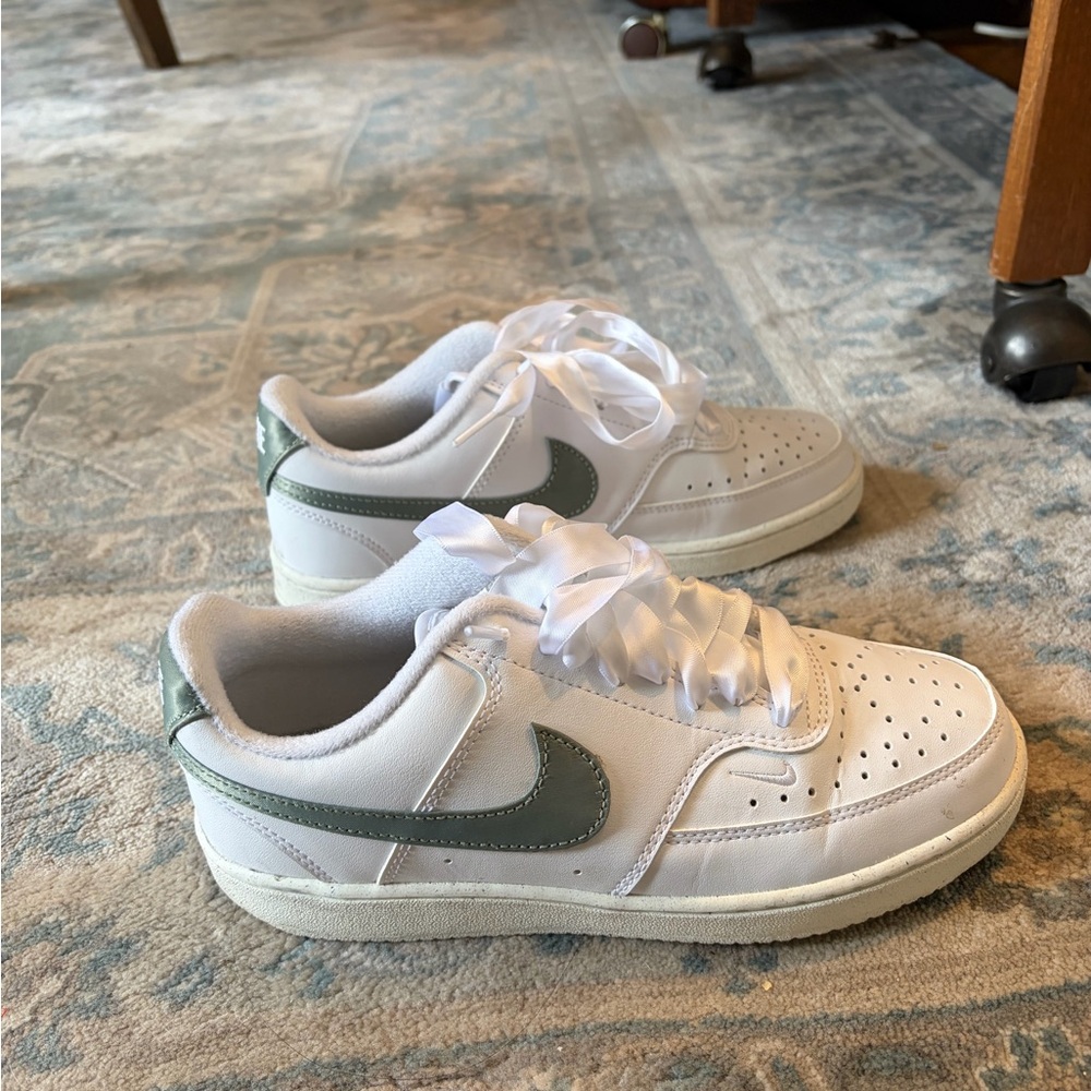 Nike White and Green Sneakers Women 6.5